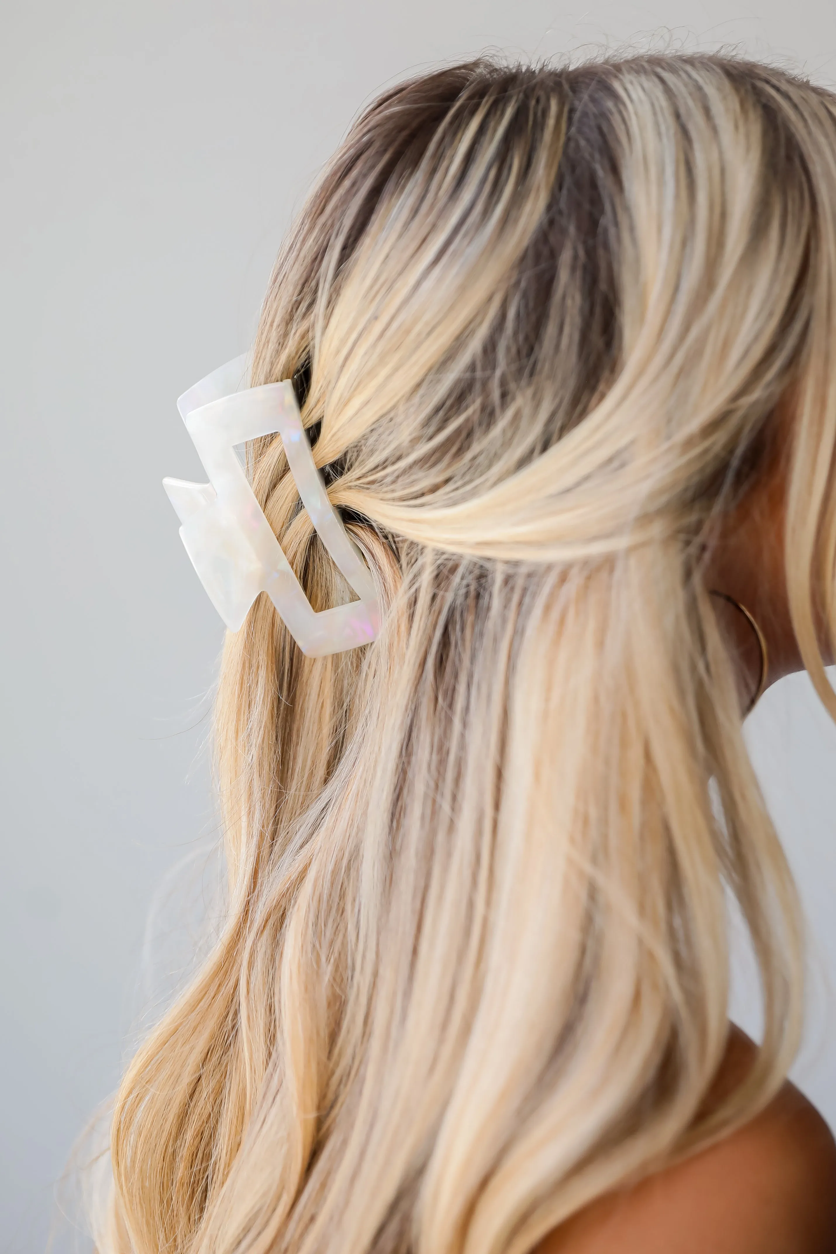 Chic Presentation White Acrylic Claw Hair Clip