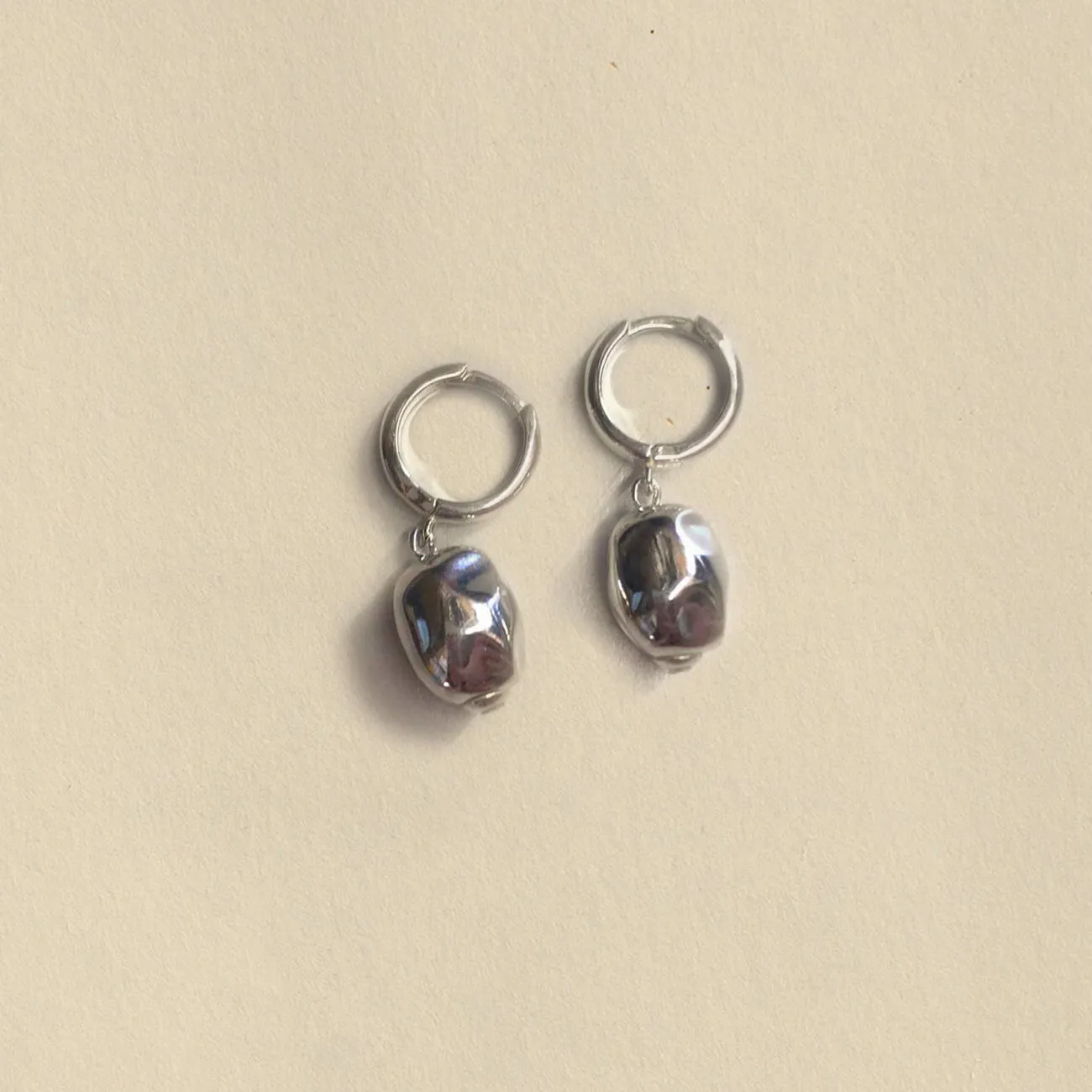 NEEVA DROP SLEEPER EARRINGS SILVER